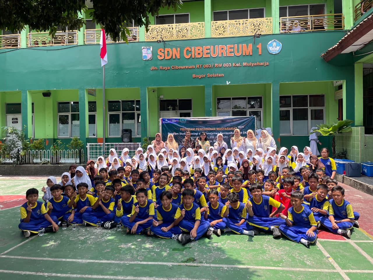 Foto Bersama dosen dan siswa dalam Giat Gemarikan by Pribadi