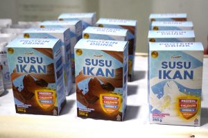 Me-marketing-kan Minuman Sari Ikan