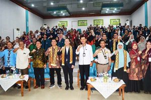 Berfoto bersama seusai pembukaan seminar