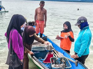 Nelayan dan staf lokal mendata biomassa gurita by Pribadi